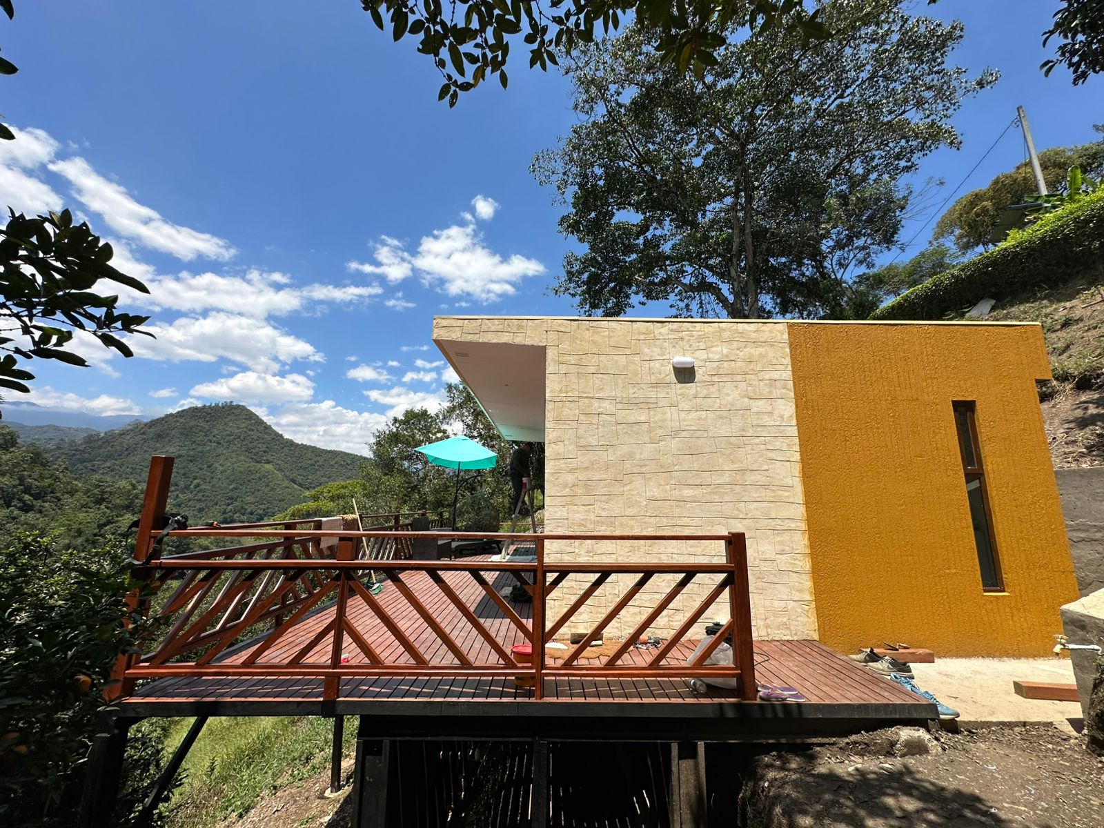 Interior minimalista de cabaña moderna