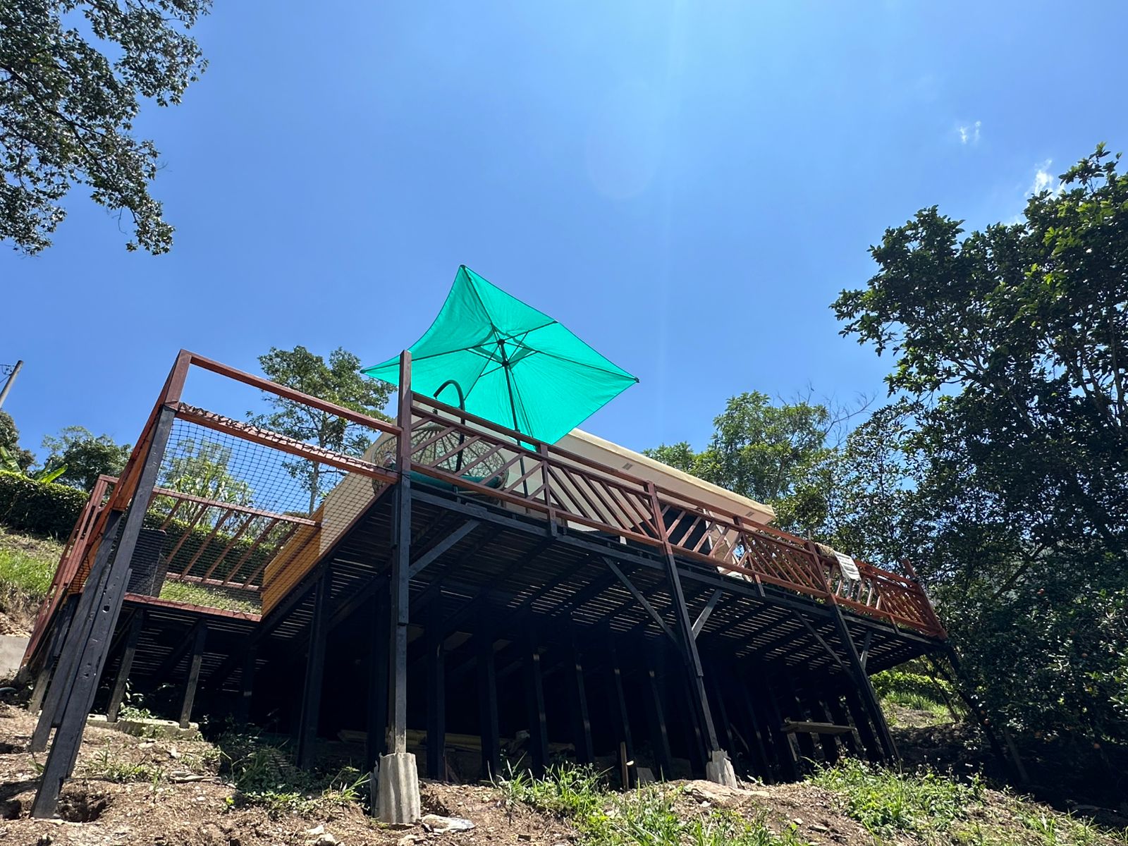 Deck elevado con barandas de madera